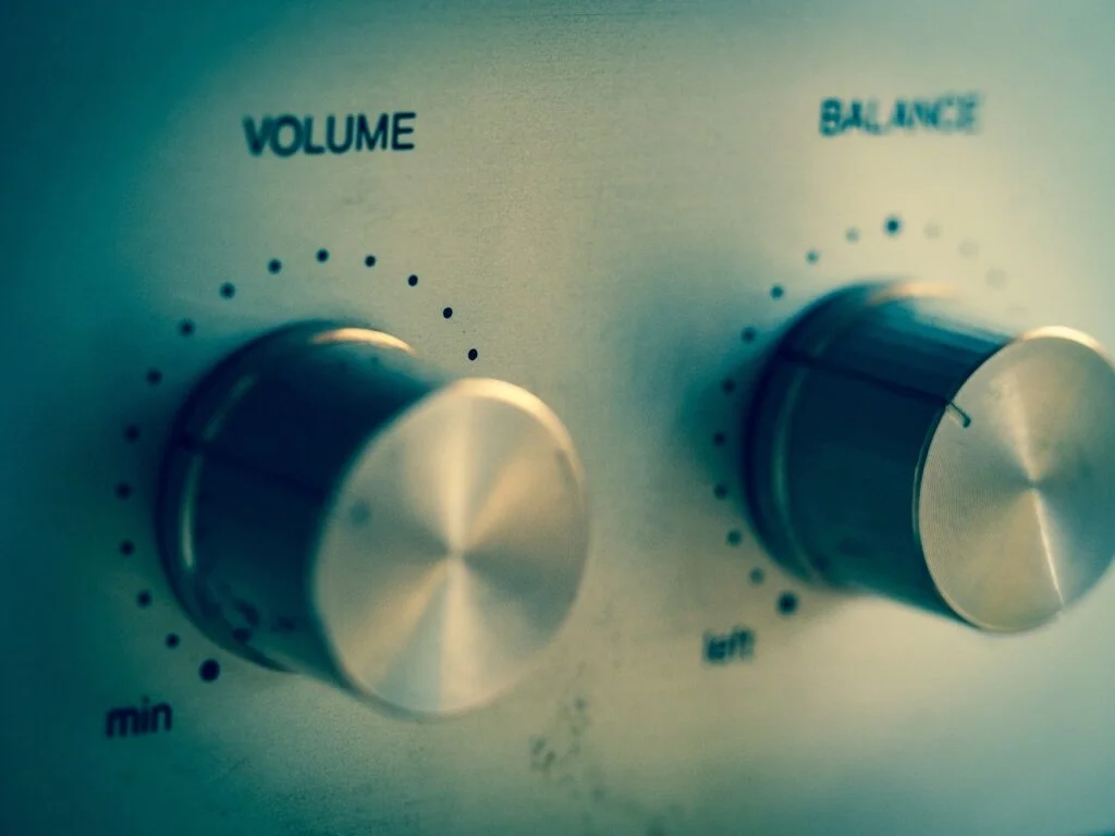 Volume and balance button on an amplifier. Noise sensitivity.